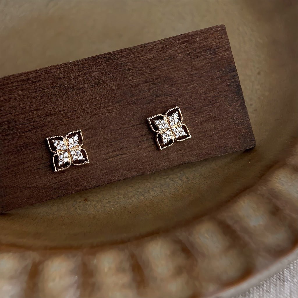 Solblomst Øreringe – Elegant 14K Forgyldt Design & 925 Sølv Nål - Lilla Villa