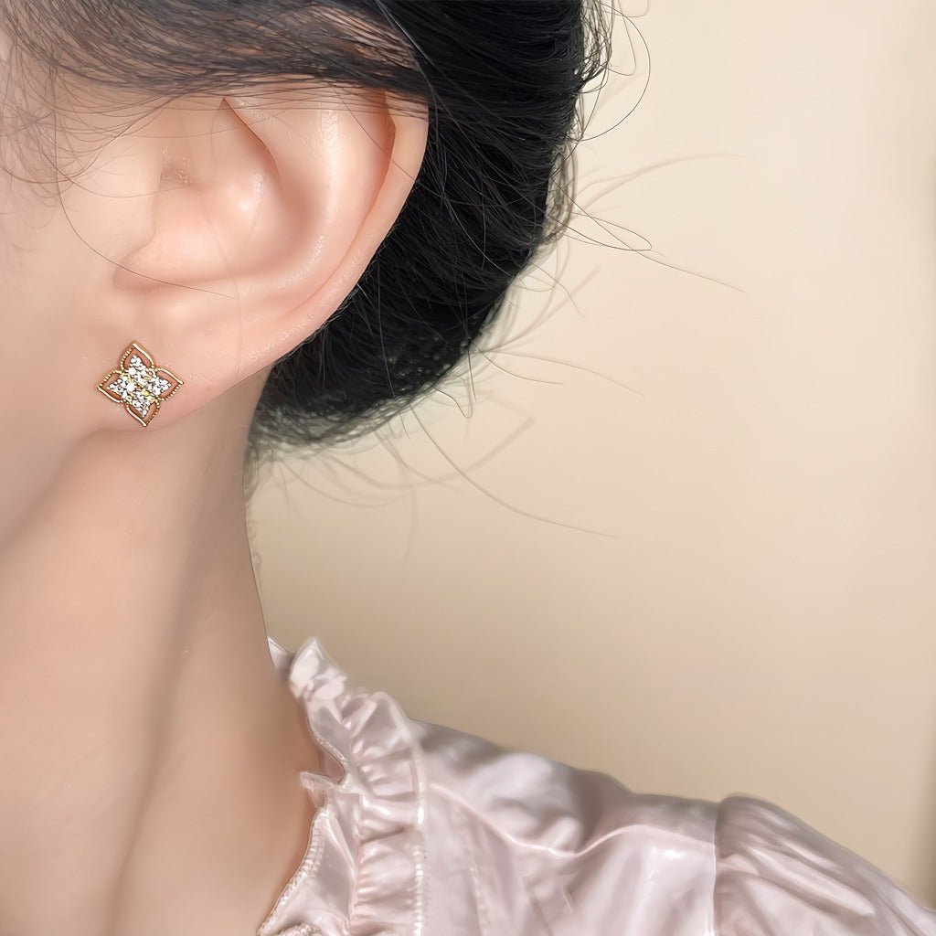 Solblomst Øreringe – Elegant 14K Forgyldt Design & 925 Sølv Nål - Lilla Villa