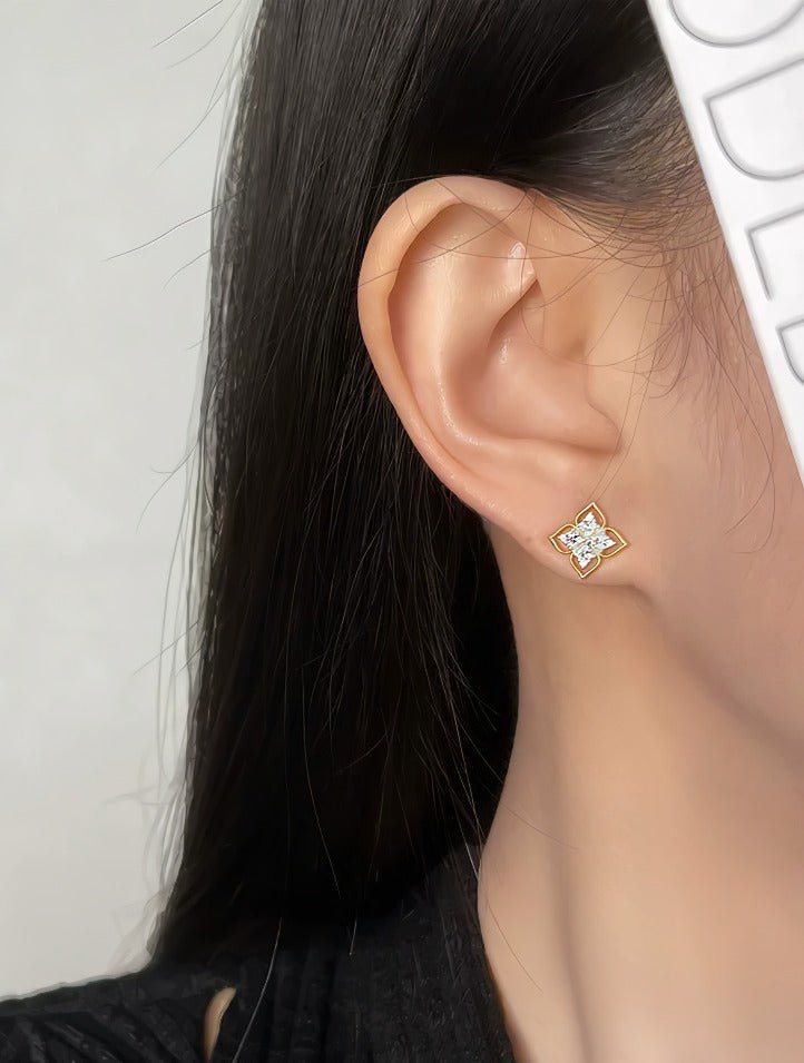 Solblomst Øreringe – Elegant 14K Forgyldt Design & 925 Sølv Nål - Lilla Villa