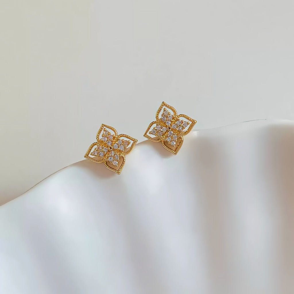 Solblomst Øreringe – Elegant 14K Forgyldt Design & 925 Sølv Nål - Lilla Villa