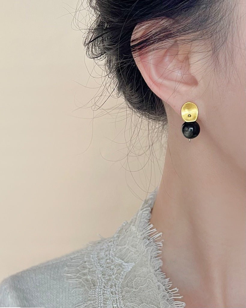 Sort Guldsten Øreringe – 14K Forgyldt & Naturlig Goldstone, S925 Sølvnål - Lilla Villa