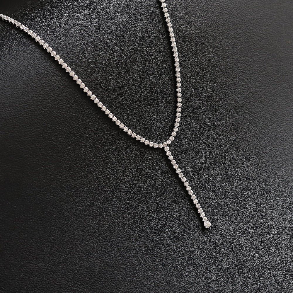 Titanium Stål Halskæde med Cubic Zirkonia og Lang Tynd Kvast – Stilfuldt og Moderne Design - Lilla Villa