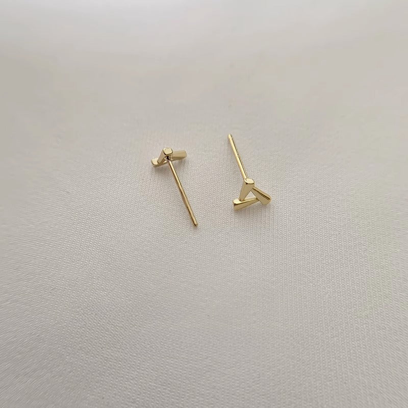 925 sterling sølv mini trekantet guldbelagt ørestikker - Lilla Villa