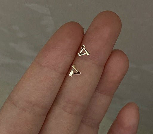 925 sterling sølv mini trekantet guldbelagt ørestikker - Lilla Villa