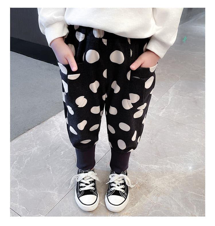 Ekstra varm sort fleece sweatpants/joggingbukser/joggers med hvide prikker til børn - Lilla Villa